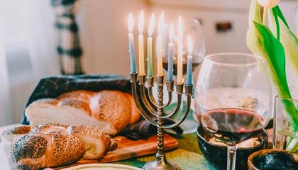 河北五超·微视频丨“河北五超”秦皇岛队对阵沧州队比赛前，两队互送当地特色礼品